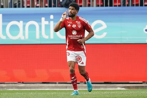 لتدعيم خط الوسط.. نيس يتحرك لضم مهدي كامارا من بريست